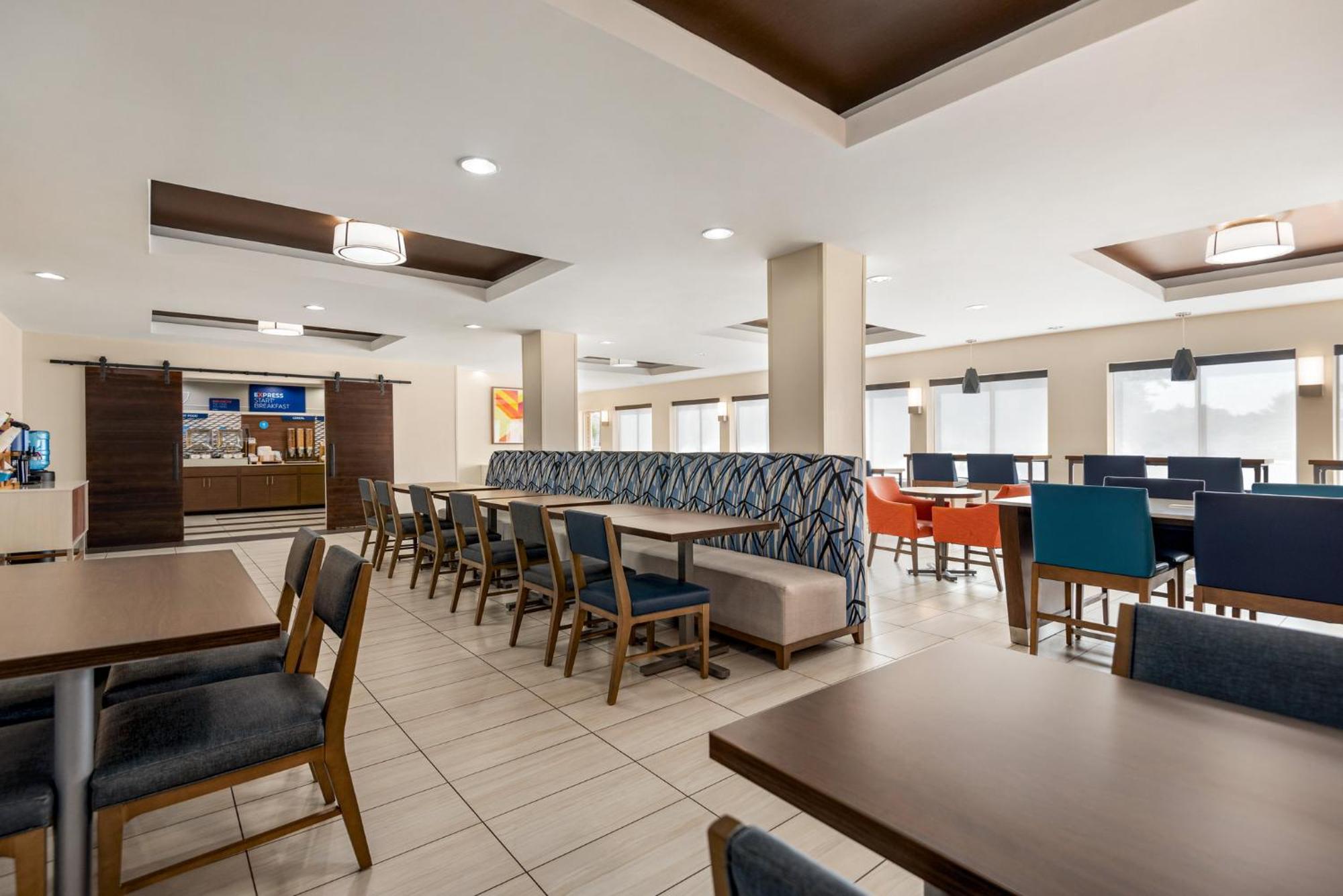 Holiday Inn Express Hotel & Suites Fredericksburg By Ihg Eksteriør billede