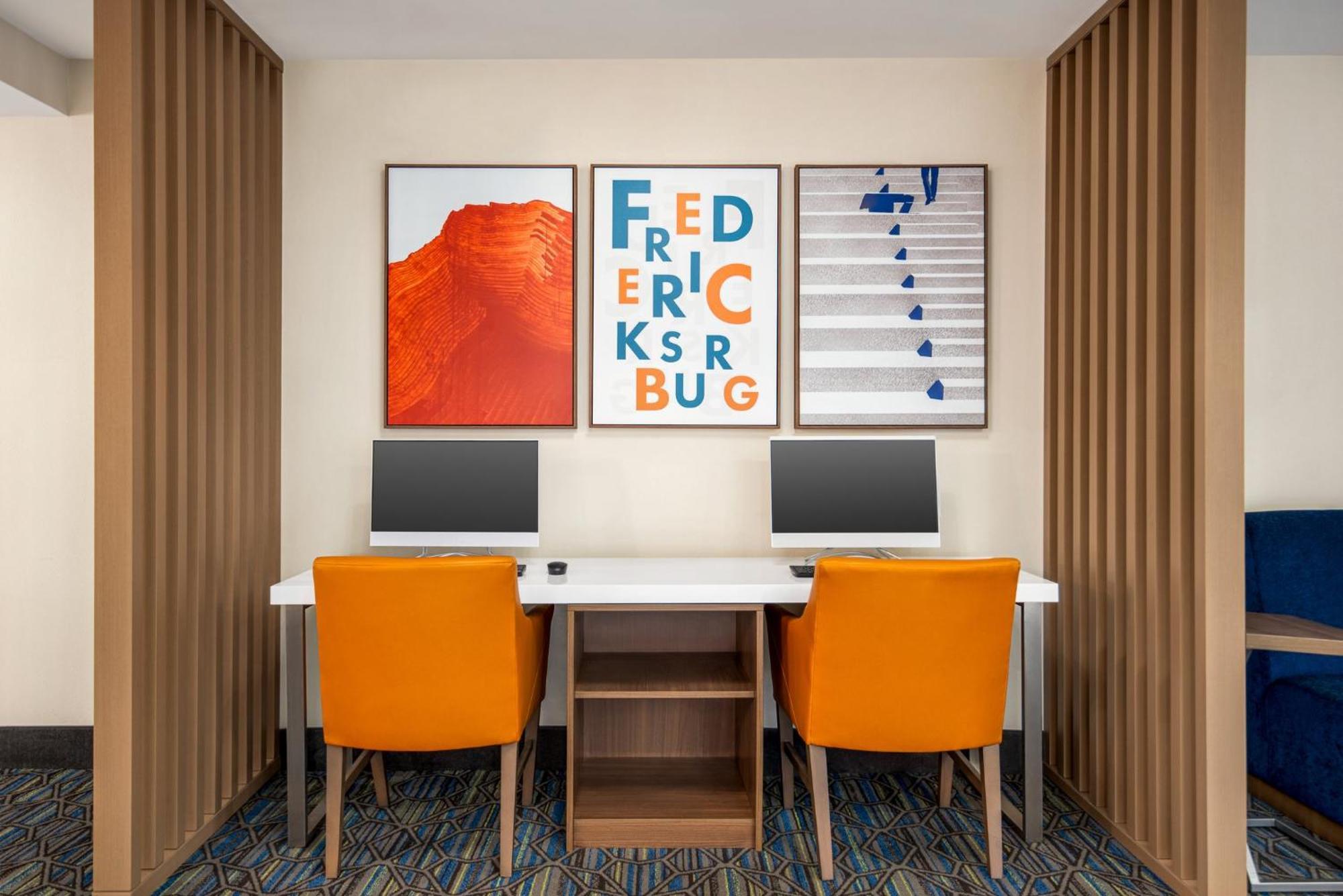 Holiday Inn Express Hotel & Suites Fredericksburg By Ihg Eksteriør billede