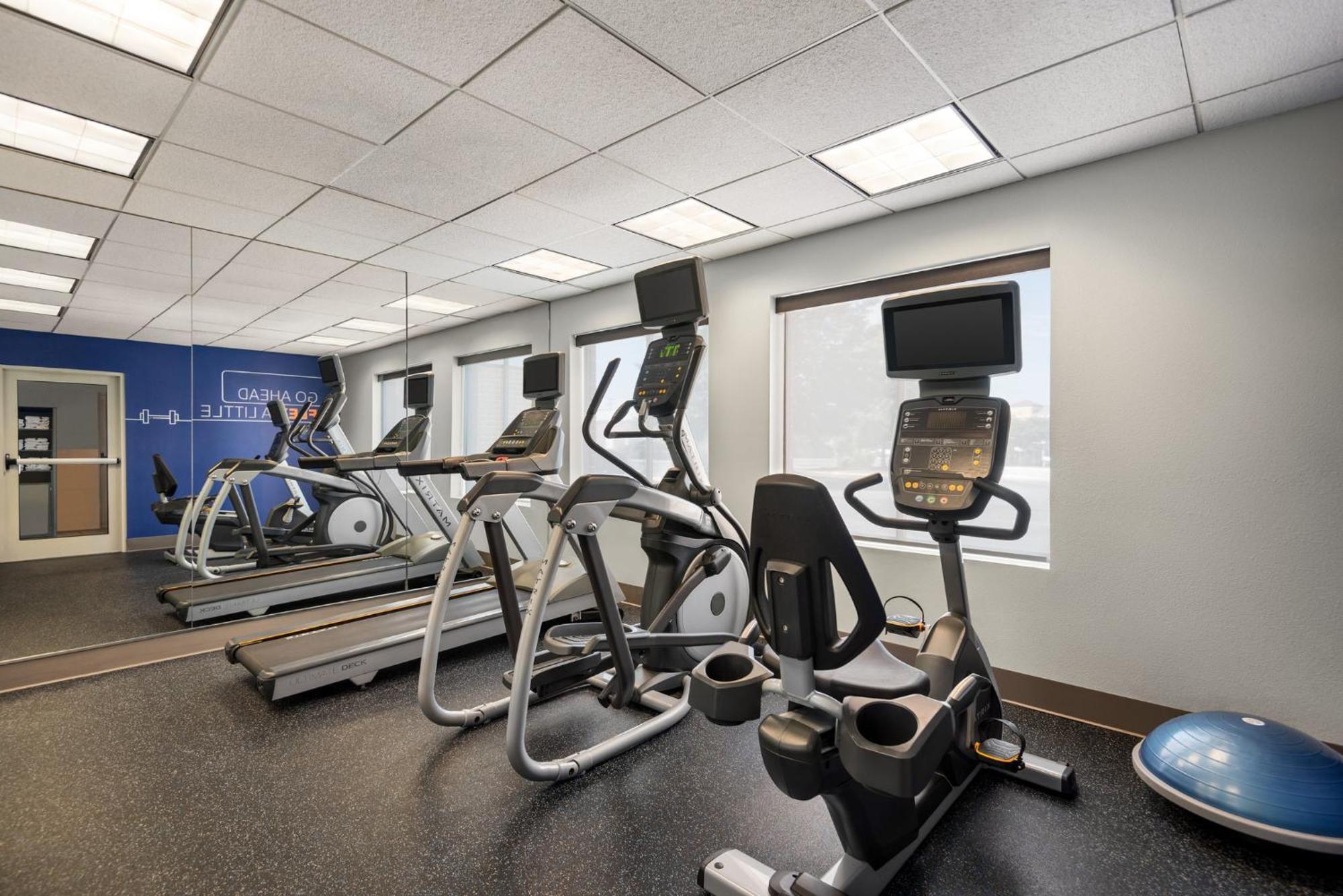 Holiday Inn Express Hotel & Suites Fredericksburg By Ihg Eksteriør billede