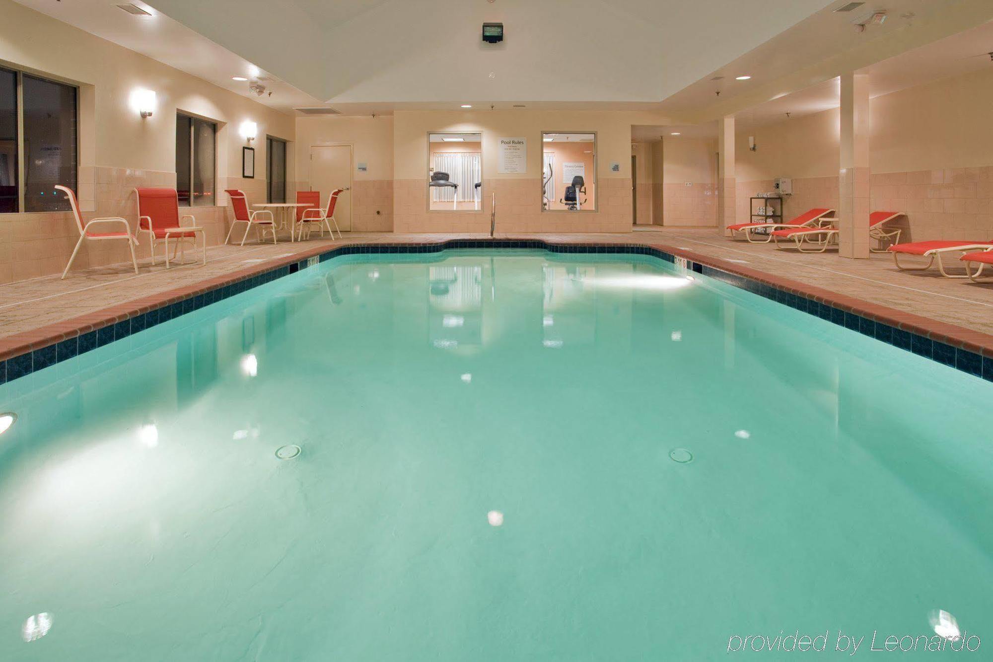 Holiday Inn Express Hotel & Suites Fredericksburg By Ihg Eksteriør billede